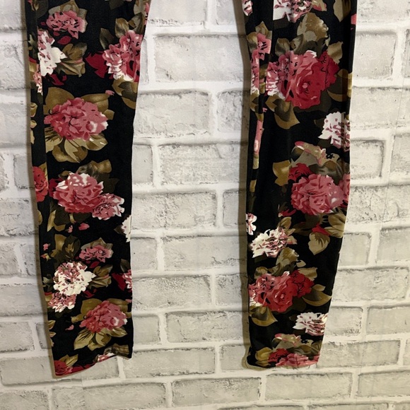 Suzy Shier Floral Women leggings - Black and Red, large - Picture 5 of 8